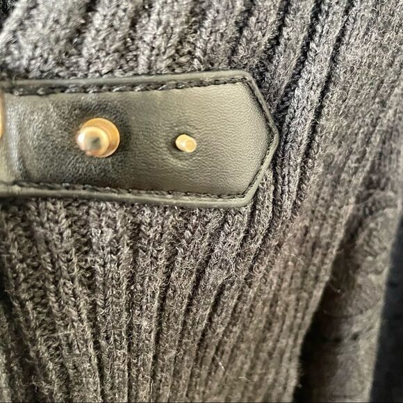 Cable & Gauge grey front buckle cardigan sweater - Picture 5 of 10